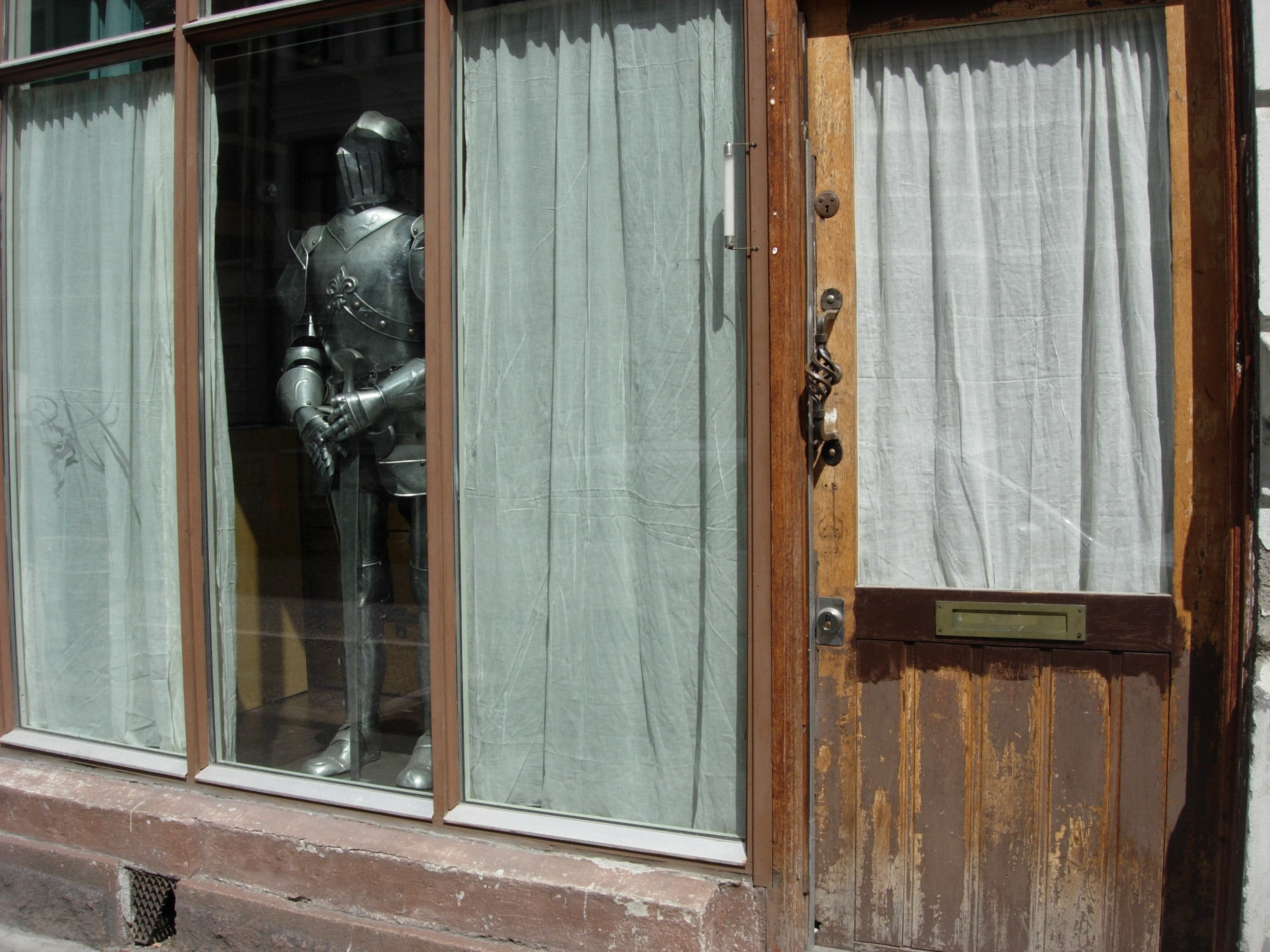 (PP 95: Baktruppen office window with armor)