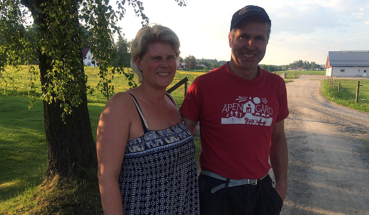 Marit Wærnes og Alf Håvard Bro, økologiske melkebønder på gården Hoel Vestre. Foto: Ingvild Holm